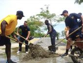 http://goctinmoi.com/thuy-thu-tau-san-bay-my-lam-tho-xay-giup-trung-tam-nuoi-tre-mo-coi-207726.html