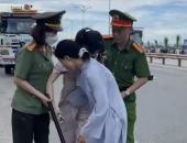 http://goctinmoi.com/them-co-gai-tre-ngat-xiu-khi-di-theo-ong-thich-minh-tue-208037.html
