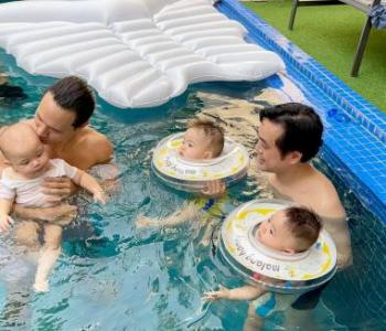 Dương Khắc Linh đưa hai nhóc tỳ sang nhà sui gia Hà Hồ bơi cùng Leon và Lisa