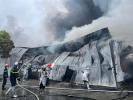 Khu nhà xưởng ở Hà Nội cháy lớn, một người chết, 2 nhà kho bị thiêu rụi