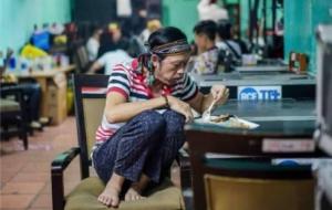 Dân mạng không ngừng mỉa mai khi xuất hiện cảnh Hoài Linh ngồi lủi thủi ăn cơm một mình