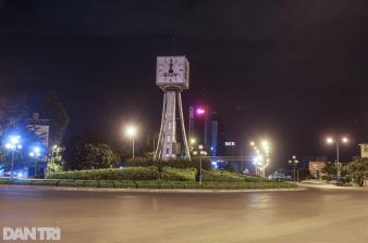 0h ngày 9/7: Trung tâm Sài Gòn vắng lặng, các cửa ngõ tắc dài chờ vào TP 0h ngày 9/7: Trung tâm Sài Gòn vắng lặng, các cửa ngõ tắc dài chờ vào TP